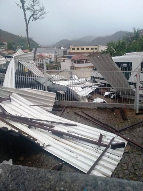 Vendaval e chuva forte derrubam árvores destelham casas e provocam