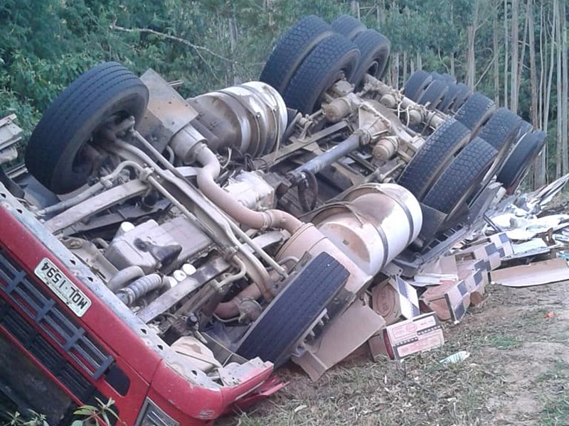 Caminhão transportando ovos de granja de Santa Maria de Jetibá tomba em estrada estadual