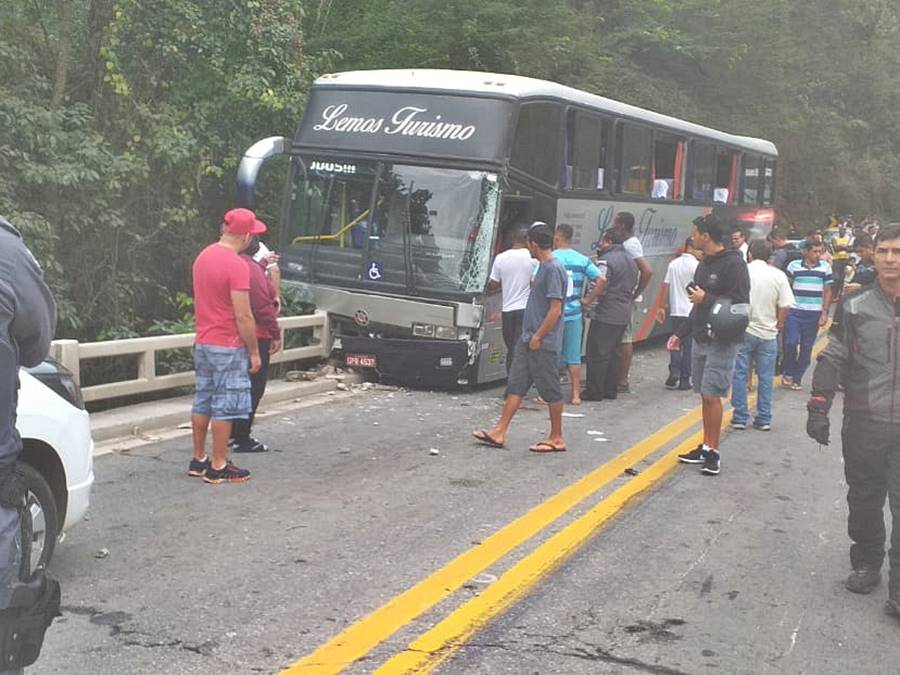 Colisão entre van e um ônibus na manhã deste sábado (14) parou a BR-262 na Ponte do Jucu