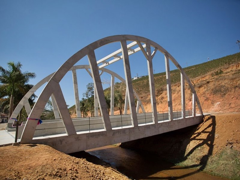 Governo do Estado entrega à população uma nova ponte em Brejetuba