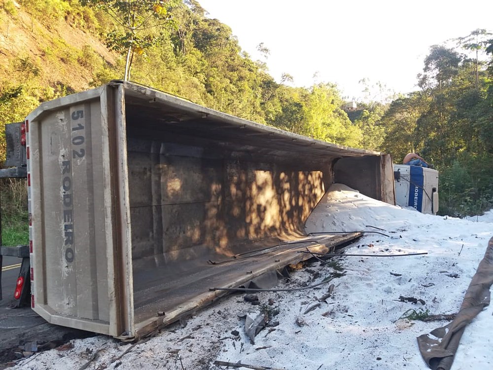 Carreta tomba em curva perigosa na BR-262 em Marechal Floriano