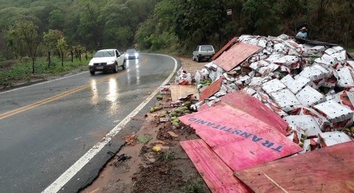 Motorista de caminhão morreu após tombar às margens da BR-381, em Governador Valadares