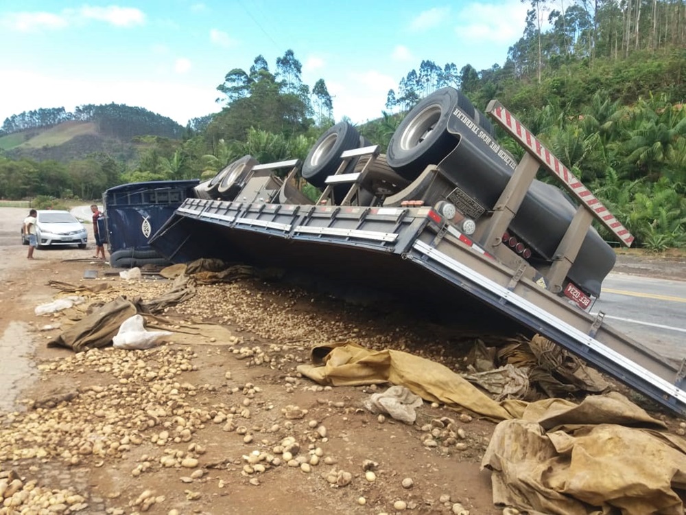 Em Conceição do Castelo, caminhão carregado de batatas tomba na BR-262