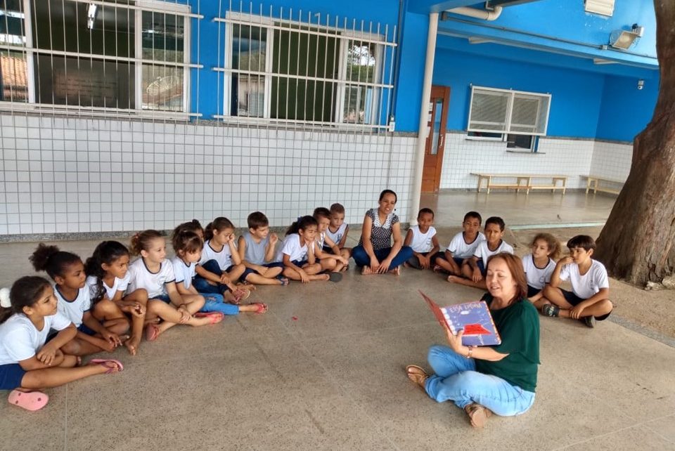 Roda de leitura em escola de Vila Valério