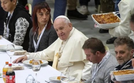 O papa almoçou na Sala Paulo VI com cerca de 1.500 pessoas necessitadas