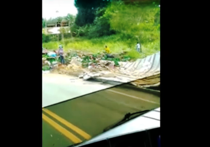 Caminhão tomba na BR-101 em São Mateus-ES, e carga é saqueada. Foto Rede Social