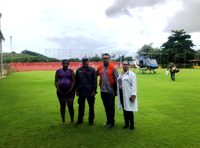 Adolescente de 16 anos, grávida, foi socorrida por um helicóptero da Polícia Militar após ficar ilhada por causa das chuvas — Foto: Polícia Militar/Divulgação