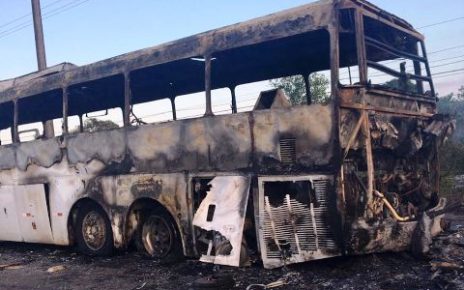 Ônibus pega fogo na rodovia do Sol em Guarapari-ES - Fotos: Inês Altoé