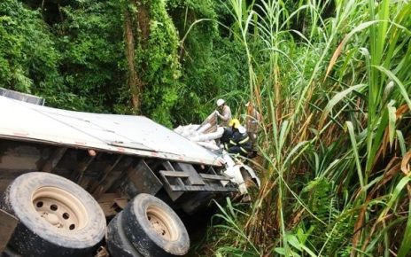Caminhão perde o freio e motorista fica preso às ferragens em Dores do Rio Preto. Foto: Polícia Militar