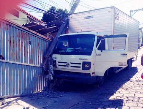 Caminhão perde controle em rua do bairro Simonassi e bate em poste - Foto Reprodução