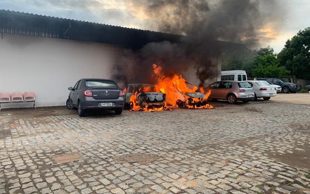 Incêndio atinge três carros da Secretaria de Saúde de Baixo Guandu - Foto Reprodução