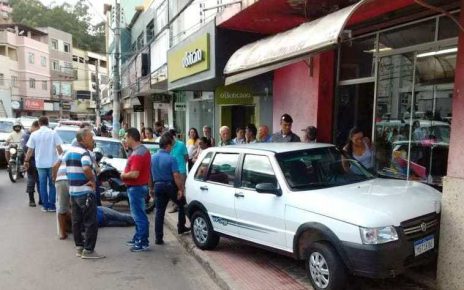Carro bate em loja depois de atingir motociclistas na Av. Silvio Avidos em Colatina - Foto Reprodução