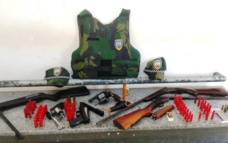 Armas e munições apreendidas no interior de São Domingos do Norte-ES - Foto PM/ES