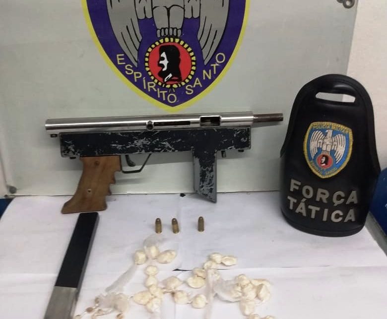 Polícia Militar apreende em Colatina submetralhadora, 36 papelotes de cocaína e 22 pedras de crack. Foto: Reprodução