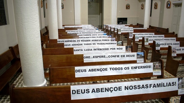 Padre Marcelo celebra missa com nome das comunidades nos bancos da igreja em Pancas-ES - Foto Reprodução