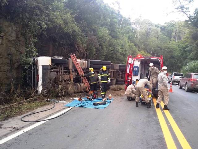 Carreta com carga de carne tomba na BR-262, em Marechal Floriano-ES - Foto Reprodução