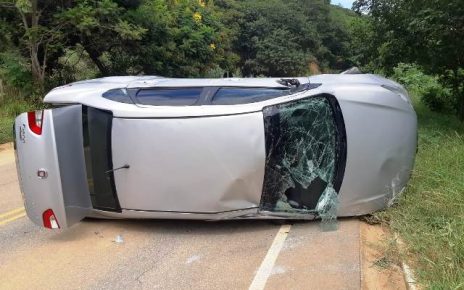 Motorista perde controle do veículo e tomba na entrada de Conselheiro Pena-MG - Foto PMMG