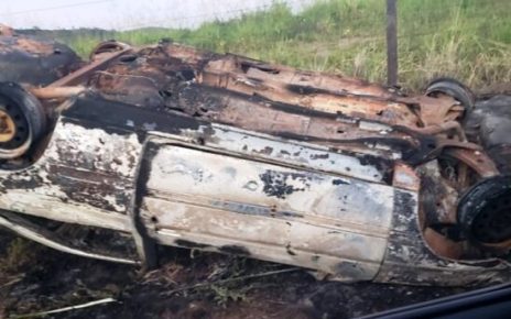 Veículo capota e pega fogo na ES-446 em Baixo Guandu-ES - Foto Reprodução