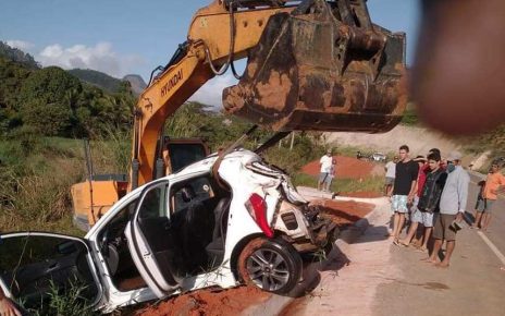 Motorista perde controle e carro cai dentro de córrego em Rio Bananal-ES - Foto Reprodução