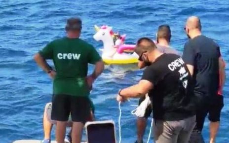 Criança é resgatada em alto mar montada em boia de unicórnio - Foto Reprodução