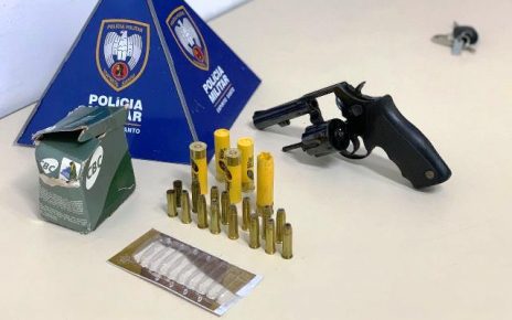Armas e munições apreendidas em Governador Lindenberg - Foto: PMES/ Divulgação