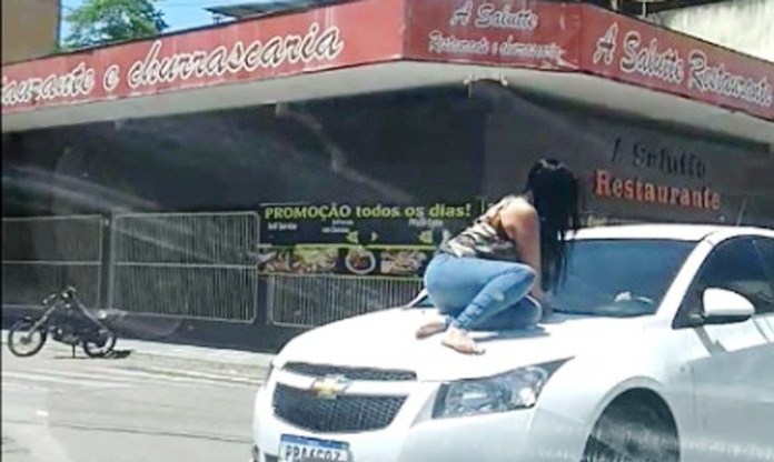 Por ciúme, mulher sob sobre carro em Barra de São Francisco - Foto Reprodução