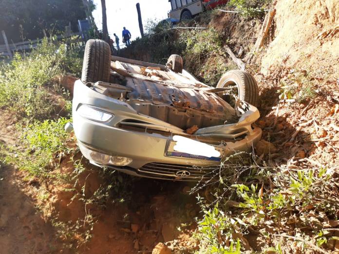 Após colisão, veículo capota em vala no interior de Barra de São Francisco - Foto Reprodução