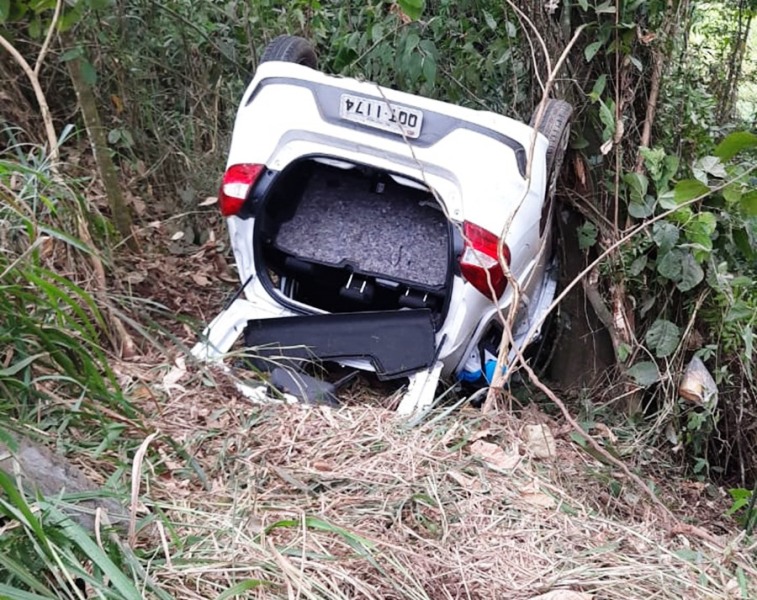 Carro de passeio capota na BR-262, em Domingos Martins - Foto Roberly Pereira
