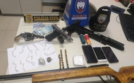 Várias armas de fogo, drogas e cinco suspeitos são presos pela PM e PC em Pinheiros - Foto PMES/Divulgação