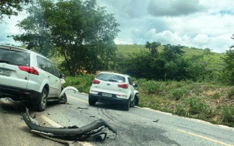 Dois veículos se envolvem em acidente na BR-259, em Conselheiro Pena/MG - (Foto: PRMG/Divulgação)