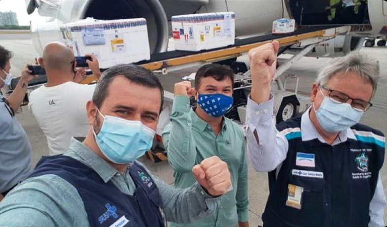 O secretário Nésio Fernandes postou foto em suas redes sociais ao lado do subsecretário Luiz Carlos Reblin no momento de desembarque da vacina de Oxford em Vitória. Foto: redes sociais