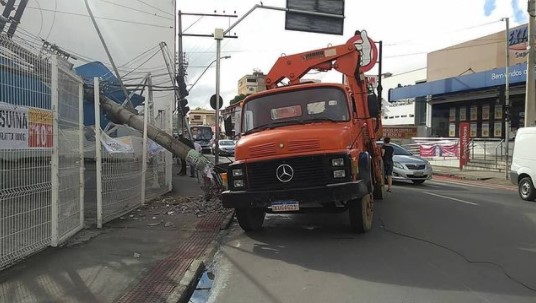 Caminhão derruba poste em avenida de Colatina - Foto: Internauta