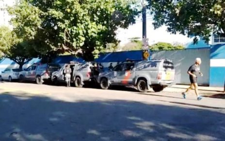 Caminhões que transportam vacinas são escoltados pela Polícia. Crédito: Reprodução/ TV Gazeta