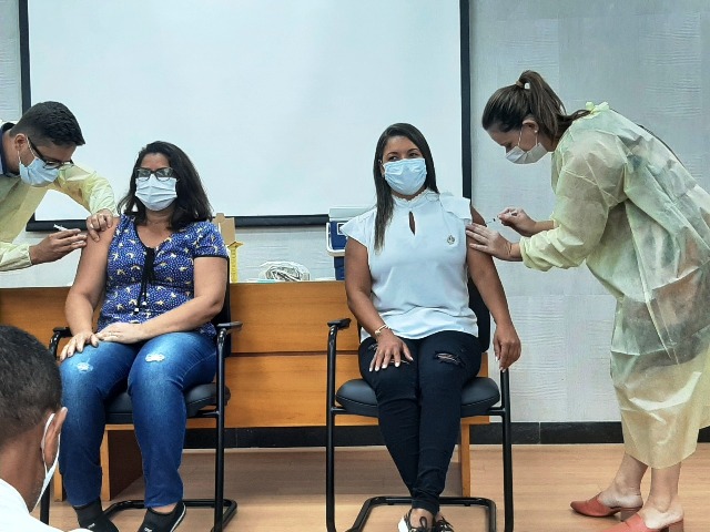 Primeira mulher é imunizada em Colatina - Foto: Natália Tessarollo