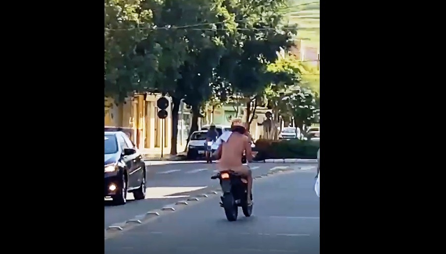 Homem é flagrado andando de moto pelado em avenida de Baixo Guandu - Foto: Reprodução