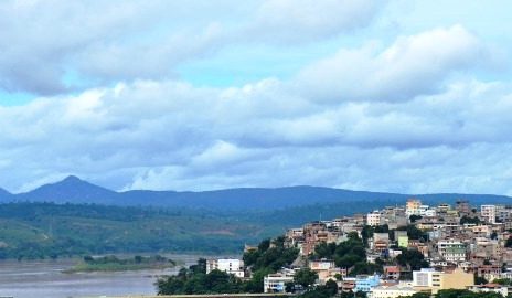 Vista de cima da ponte Florentino Avidos , a bela figura da Mulher Deitada está ali há 650 milhões de anos na vastidão do Rio Doce. Foto: Nilo Tardin -Agosto 2020