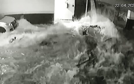 Vídeo registra momento exato em que piscina desaba em prédio de Vila Velha - Foto: Reprodução