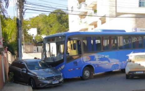 Motorista sofre mal súbito e ônibus colide contra veículo em Colatina - Foto: Reprodução