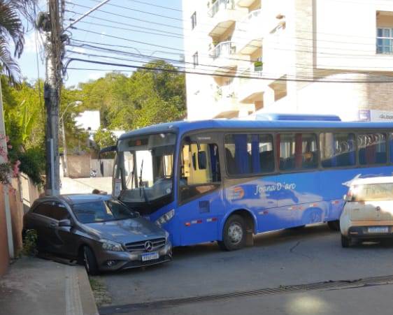 Motorista sofre mal súbito e ônibus colide contra veículo em Colatina - Foto: Reprodução