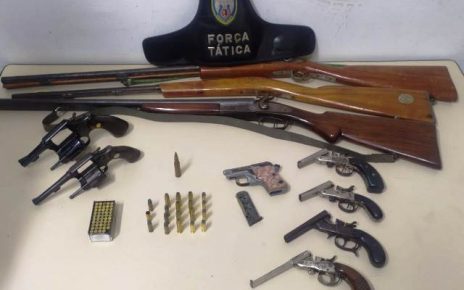 PM prende homem e apreende armas, munições e moto em distrito de Colatina - Foto: PMES/Divulgação