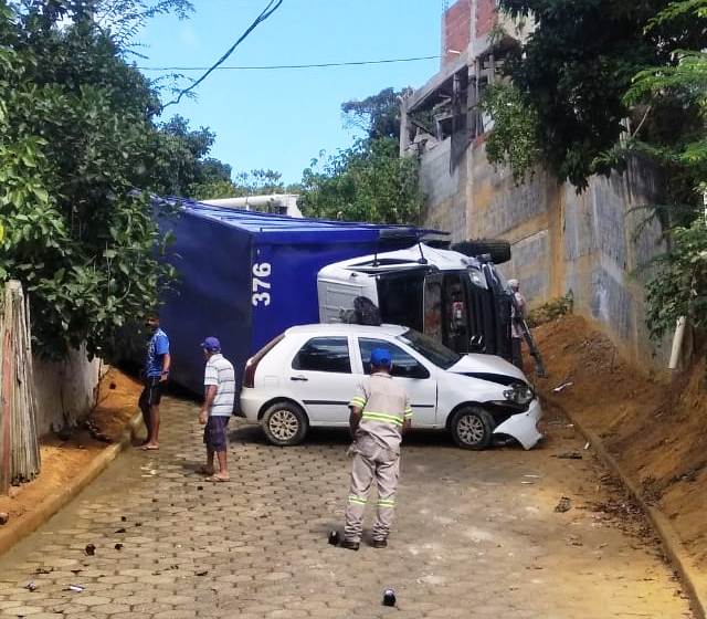 Caminhão carregado com bebidas tomba em bairro de Colatina - Foto: Reprodução