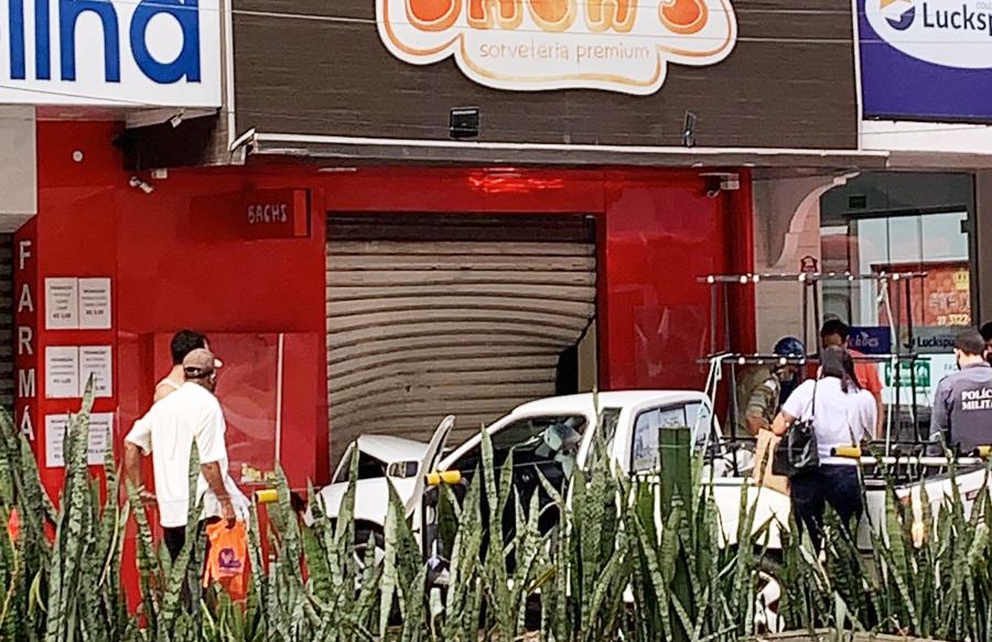 Carro desgovernado atinge loja e atropela pedestre na Av. Getúlio Vargas em Colatina - Foto: Reprodução