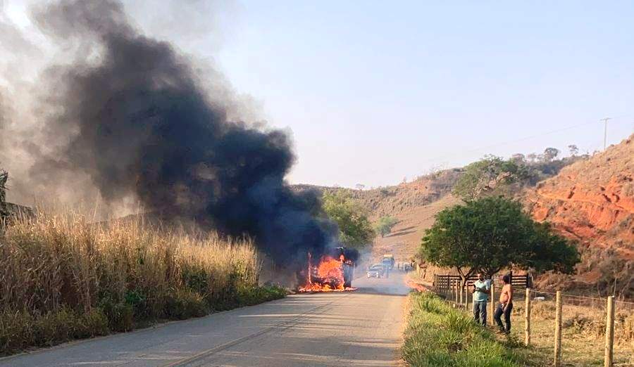 Ônibus da prefeitura de Baixo Guandu pega fogo na MG-474 em Aimorés - Foto: Reprodução