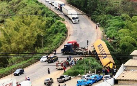 Motorista morre após caminhão cair em ribanceira na BR-262 - Foto: Reprodução