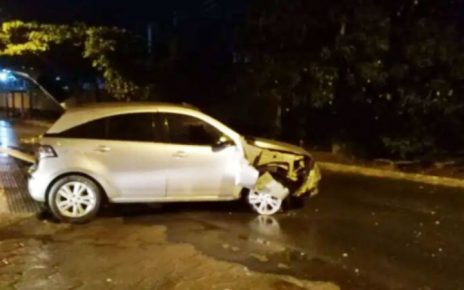 Motorista perde controle de veículo e bate em poste na Avenida João Cavassani em Colatina - Foto: PMES/Divulgação
