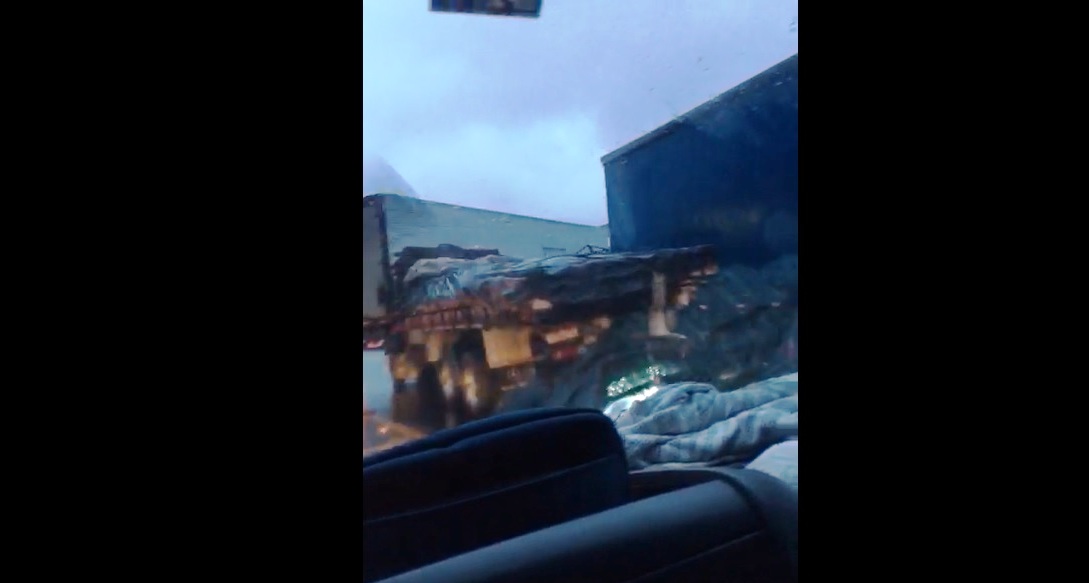 Acidente entre dois caminhões e uma carreta deixa trânsito lento na BR 101, em Ibiraçu - Foto: Reprodução