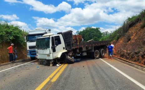 Acidente entre carreta e caminhão interrompe BR-259 em Colatina - Foto: Augusto Zulske