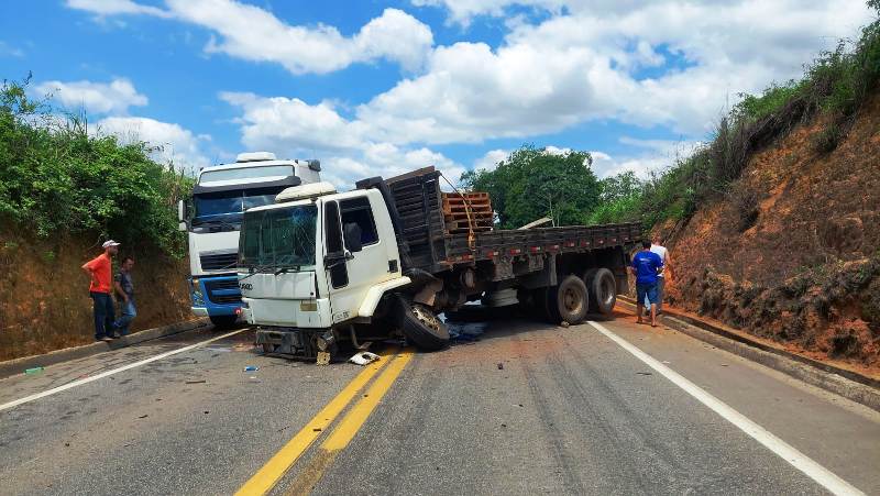 Acidente entre carreta e caminhão interrompe BR-259 em Colatina - Foto: Augusto Zulske