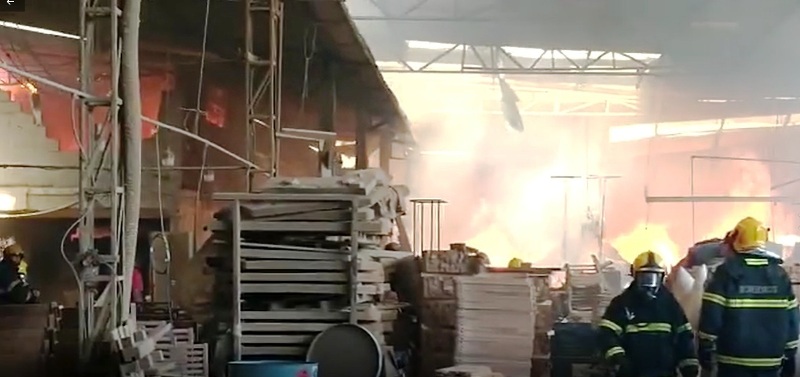 Incêndio em fábrica de móveis em Colatina, “no mínimo R$ 500 mil de prejuízo”, diz proprietário - Foto: Reprodução