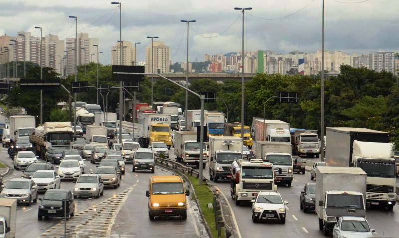 Motoristas de caminhões e ônibus sem exame toxicológico pagarão multa - Foto: Rovena Rosa Agência Brasil